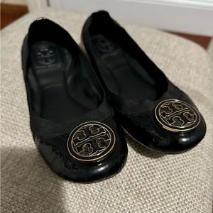 Tory Burch Black Patent Leather Caroline Ballerina flats 
Size 7